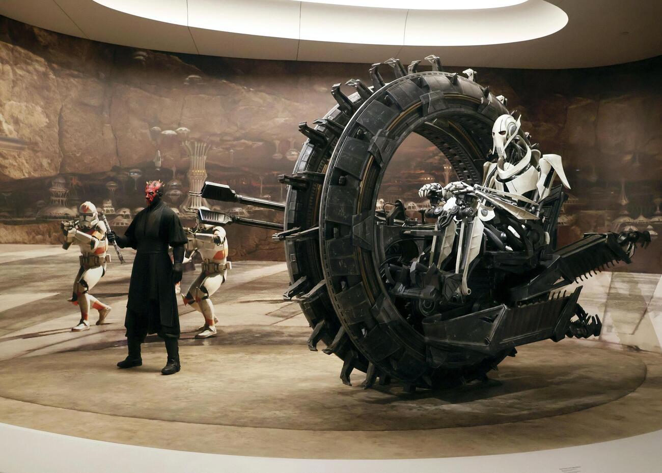 ジョージ・ルーカス監督らが設立した美術館に並ぶ、映画「スター・ウォーズ」関連の展示品（共同）