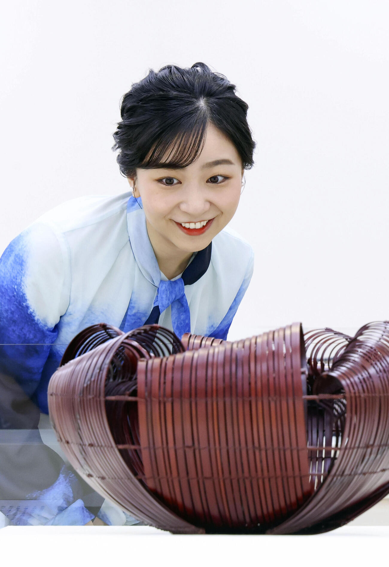 第73回日本伝統工芸展で作品を鑑賞される佳子さま＝3日午前、東京都中央区（代表撮影）
