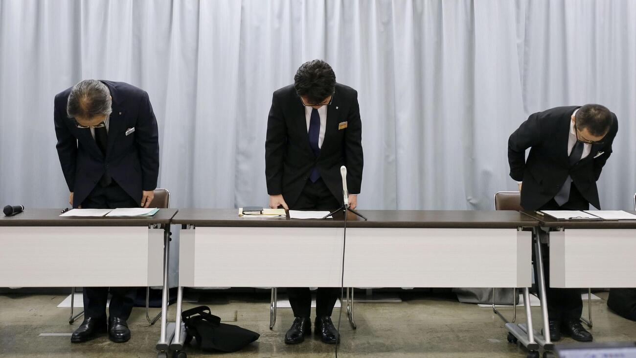 記者会見で謝罪する愛知県教育委員会の職員ら＝3日午前、名古屋市（共同）