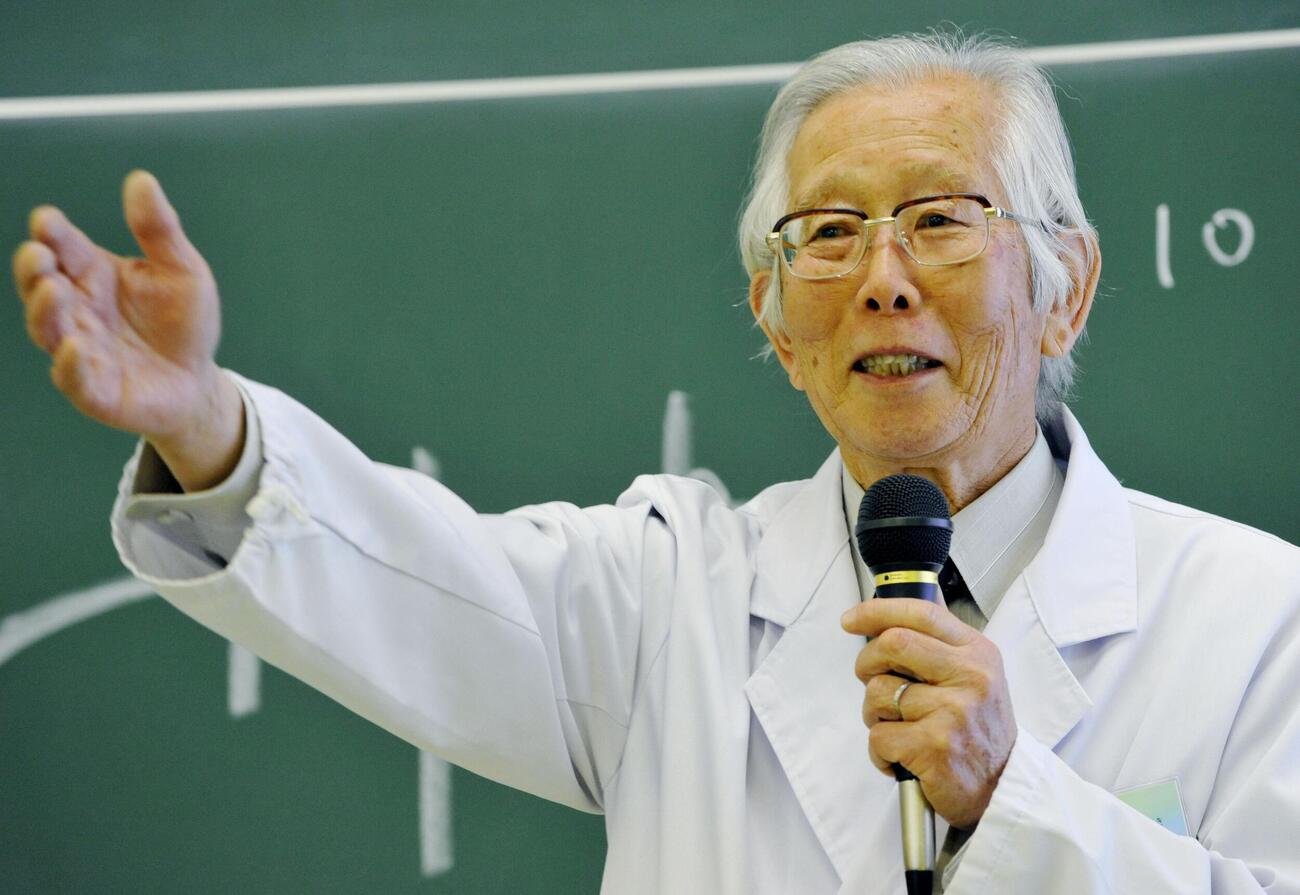 実験教室で導電性高分子の説明をする白川英樹さん＝2015年3月（共同）
