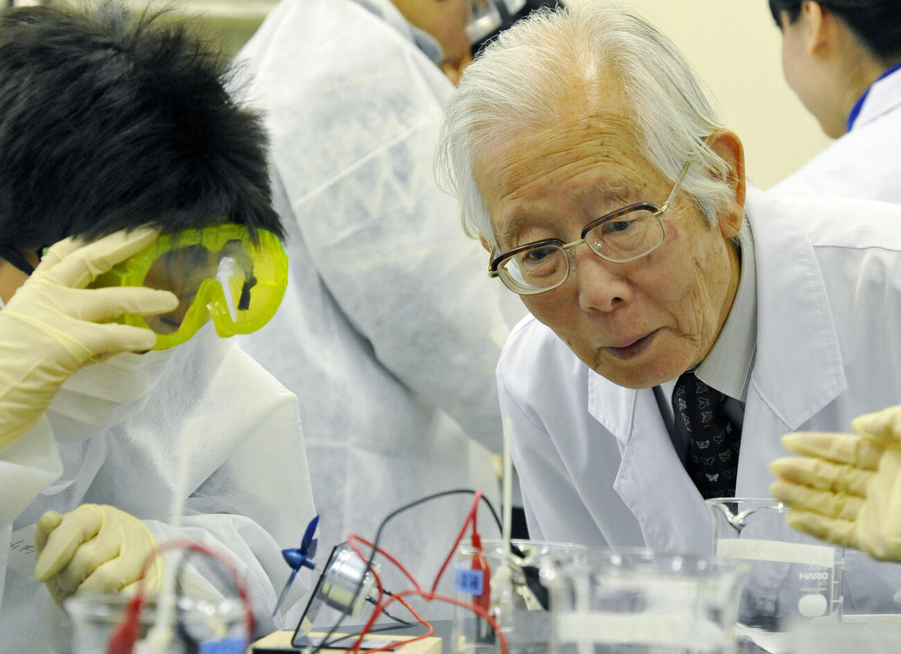 実験教室で講師を務める白川英樹さん＝2015年3月（共同）