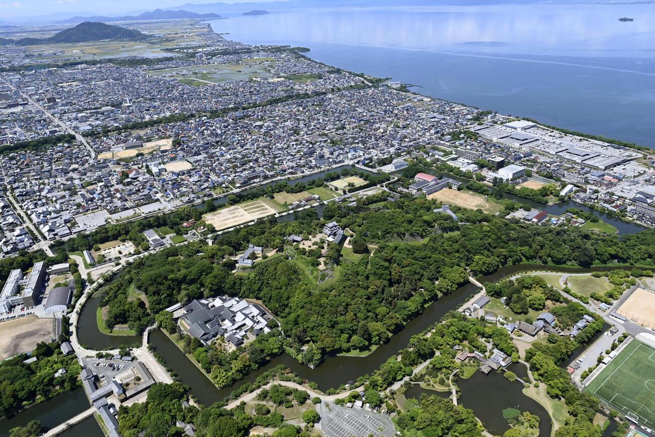 世界文化遺産登録を目指す推薦候補に選ばれた滋賀県彦根市の彦根城（手前中央）。奥は琵琶湖＝2025年5月