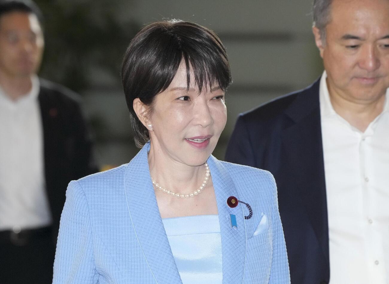 首相官邸に入る高市首相＝3日午前（共同）