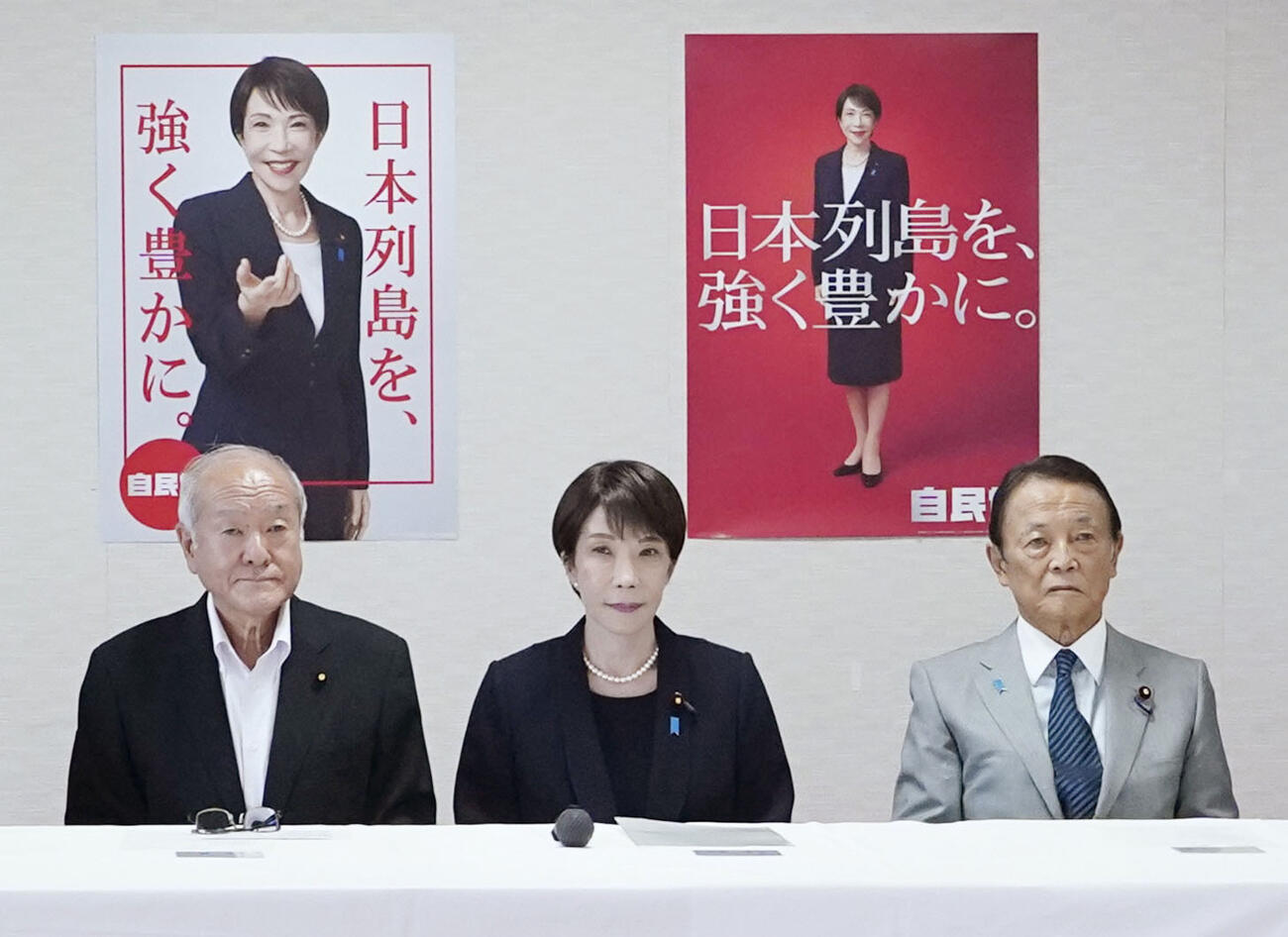 自民党の役員会に臨む（右から）麻生副総裁、高市首相、鈴木幹事長＝8月、東京・永田町の党本部（共同）