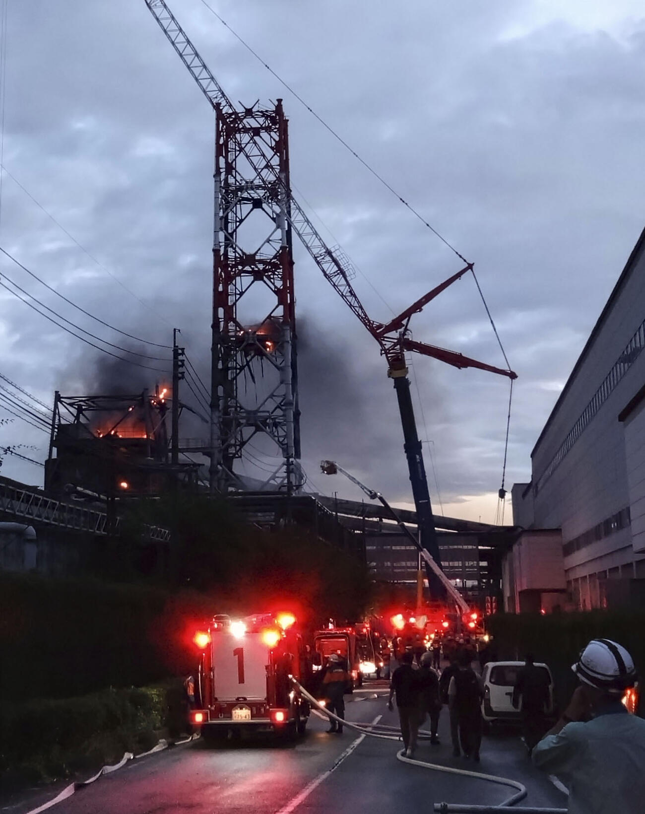 煙が上がる日本製紙八代工場＝3日午後6時48分、熊本県八代市（共同）