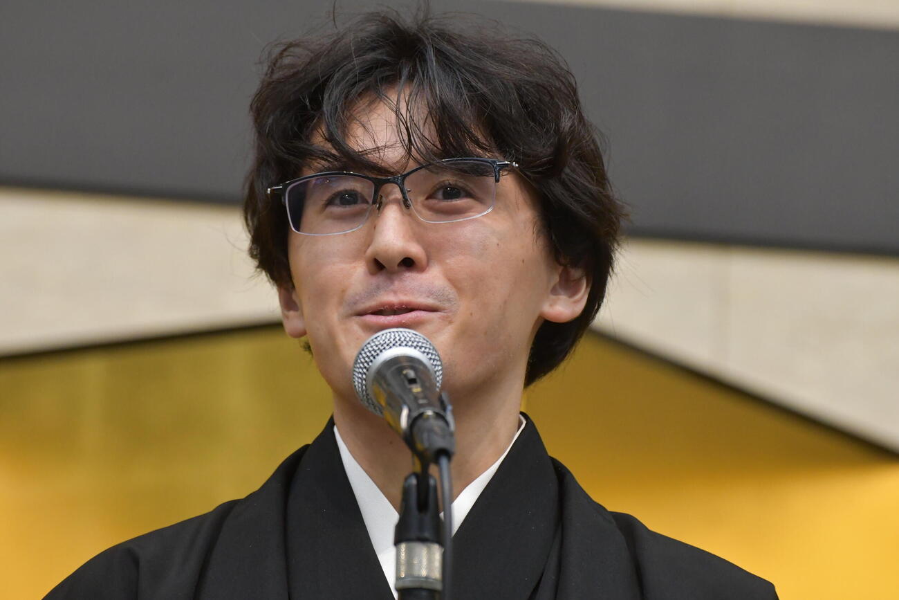 就位式で謝辞を述べる伊藤匠叡王