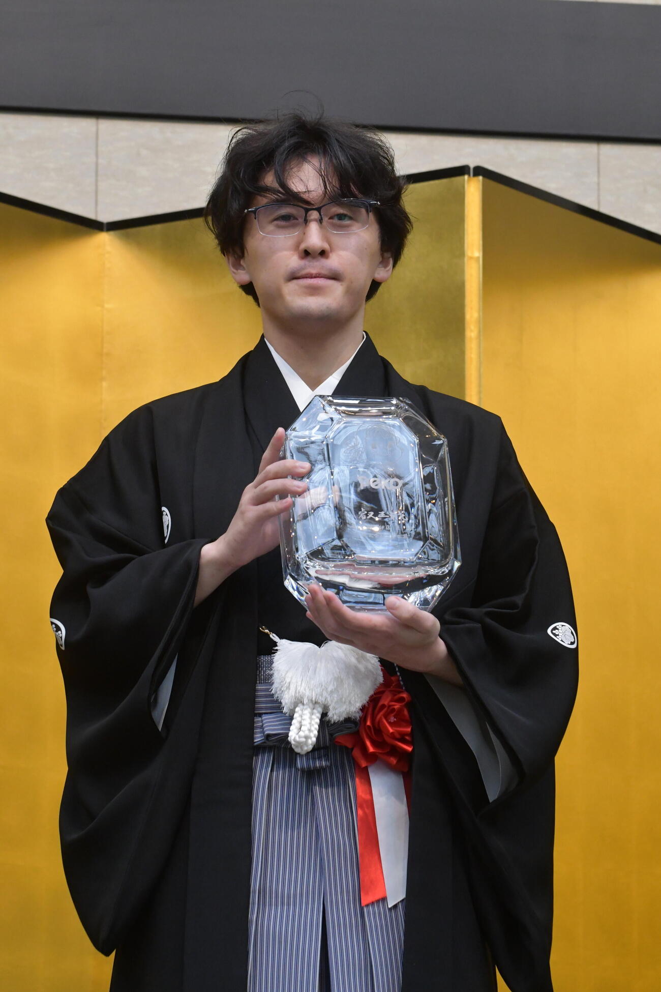 就位式で賞杯を手にする伊藤匠叡王