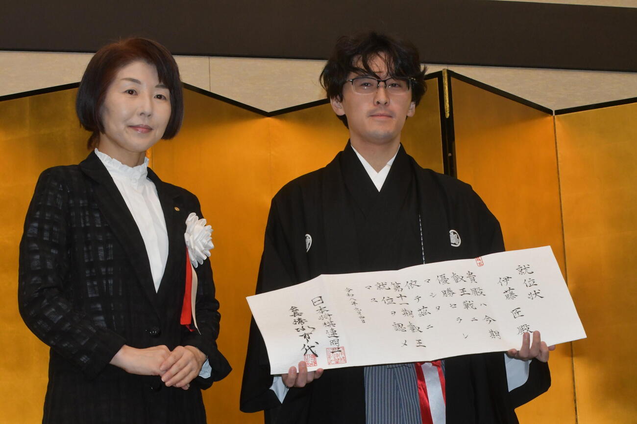 日本将棋連盟の清水市代会長（左）から就位状を渡された伊藤匠叡王