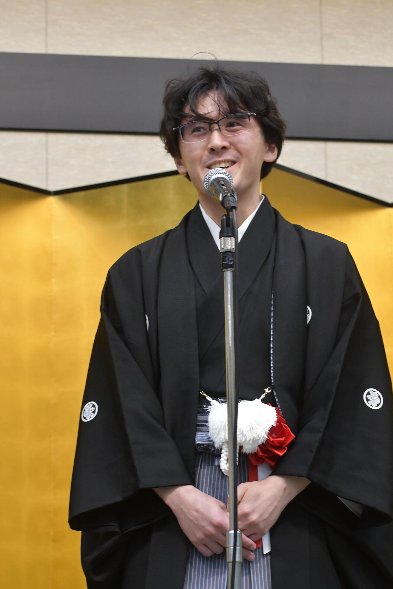 就位式で謝辞を述べる伊藤匠叡王