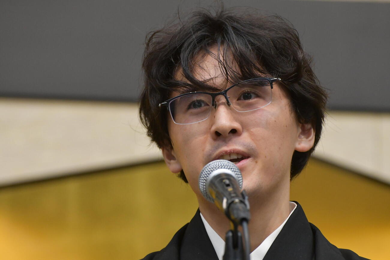 就位式で謝辞を述べる伊藤匠叡王