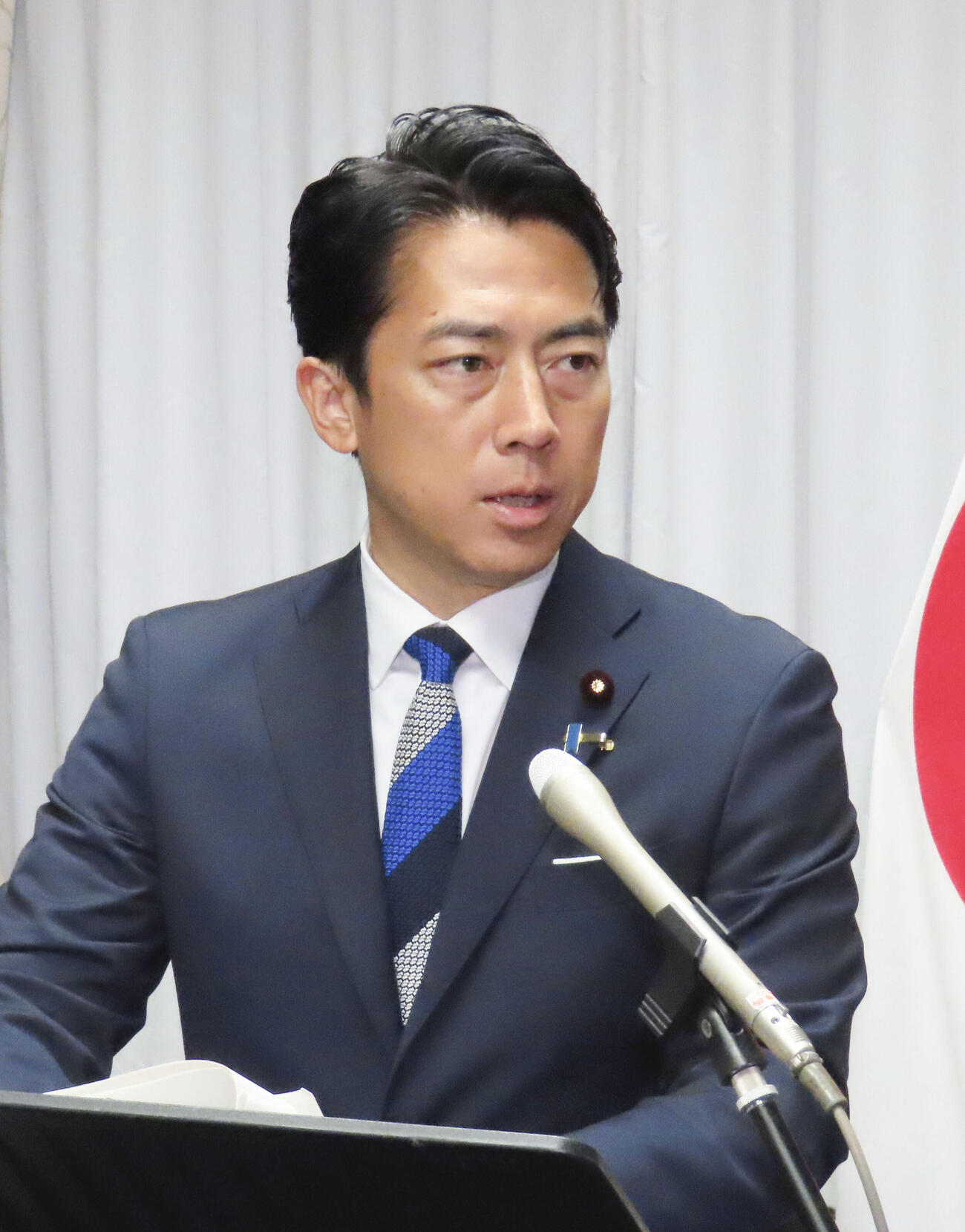 記者会見する小泉防衛相（共同）