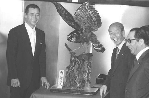 通算756本塁打の世界記録を樹立した巨人の王貞治が日本初の国民栄誉賞