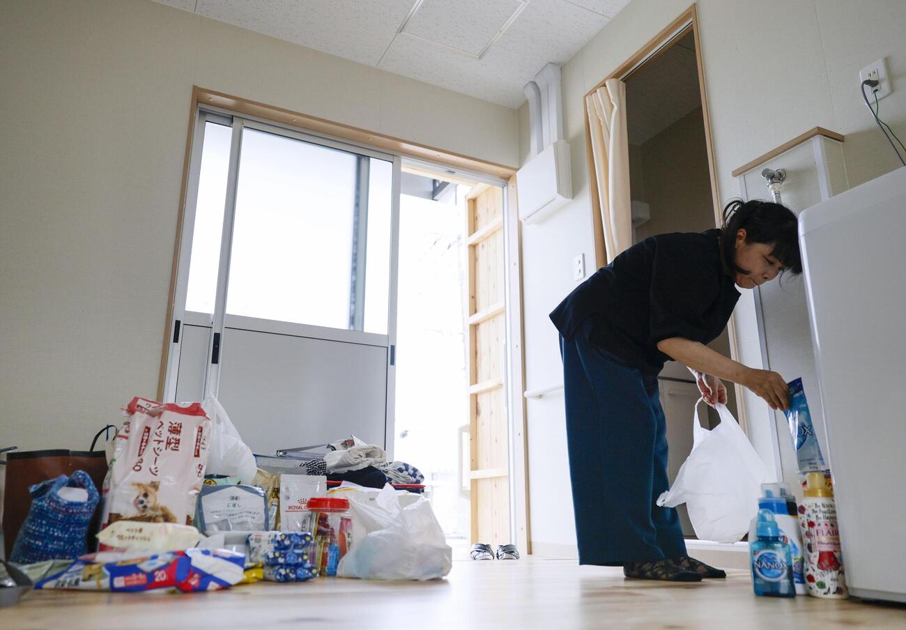 熊本県氷川町の仮設住宅に入居し、荷物を整理する女性＝5日午前（共同）