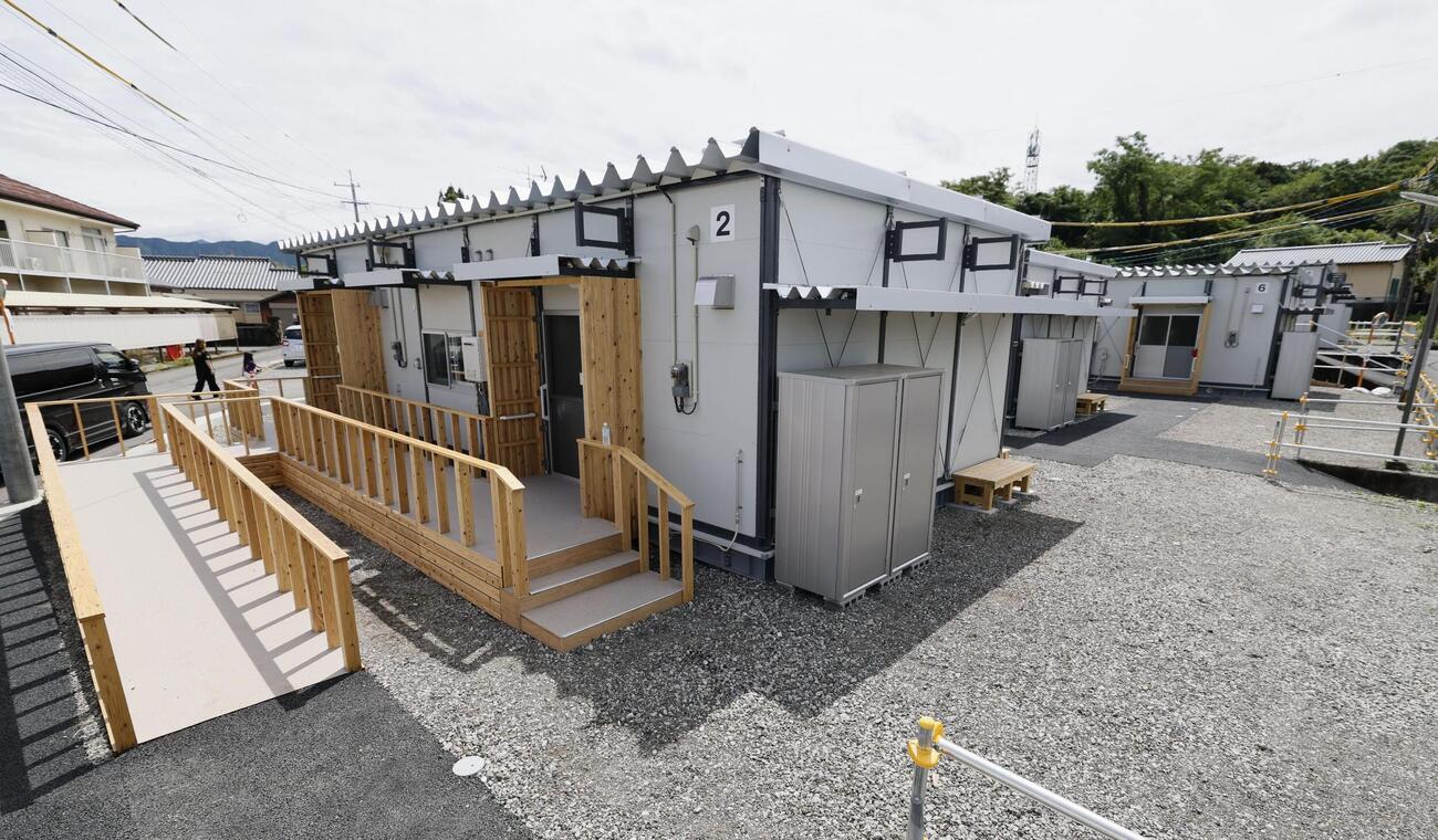 熊本県氷川町で被災者の入居が始まった仮設住宅＝5日午前（共同）