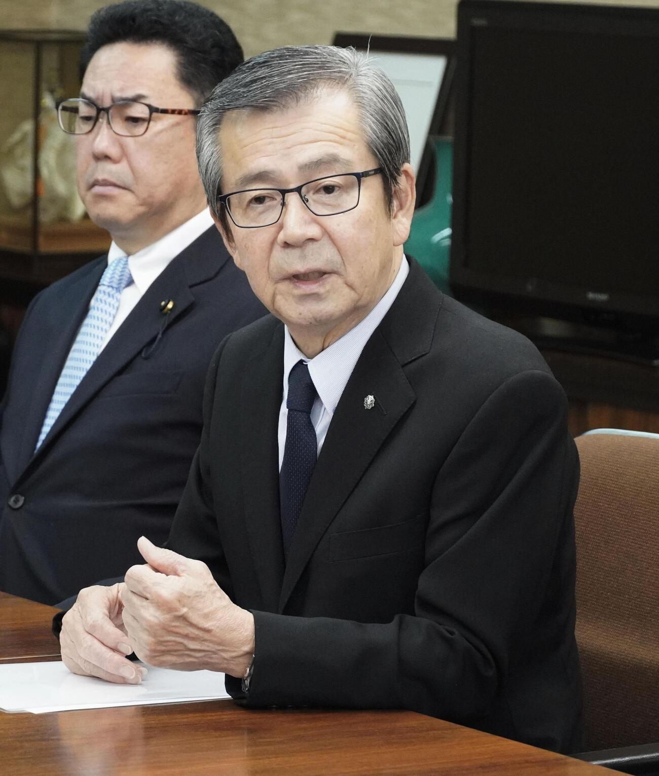 記者団の取材に応じる自民党福岡県連会長の松本国寛県議（共同）