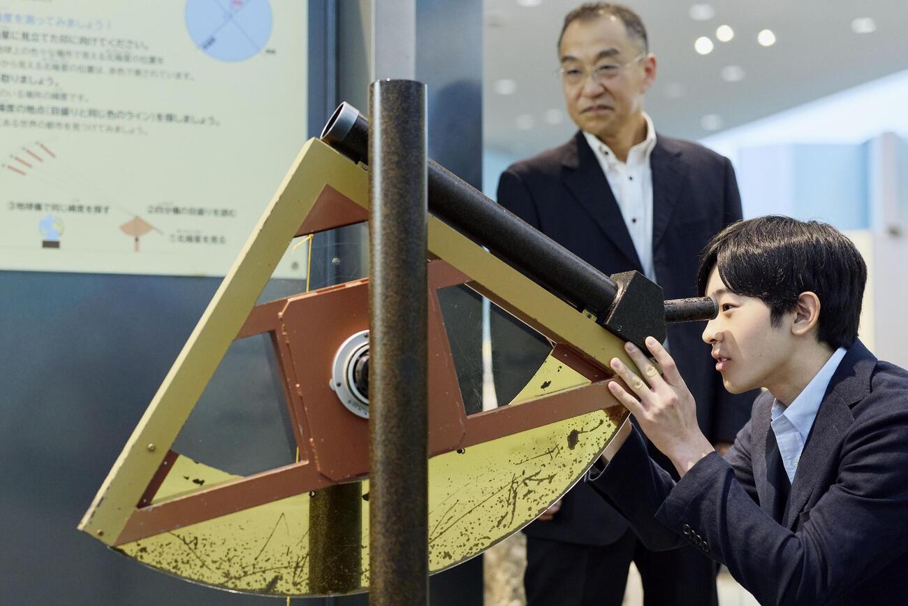茨城県つくば市の地図と測量の科学館を訪問し、望遠鏡をのぞき込まれる悠仁さま＝8月（宮内庁提供）