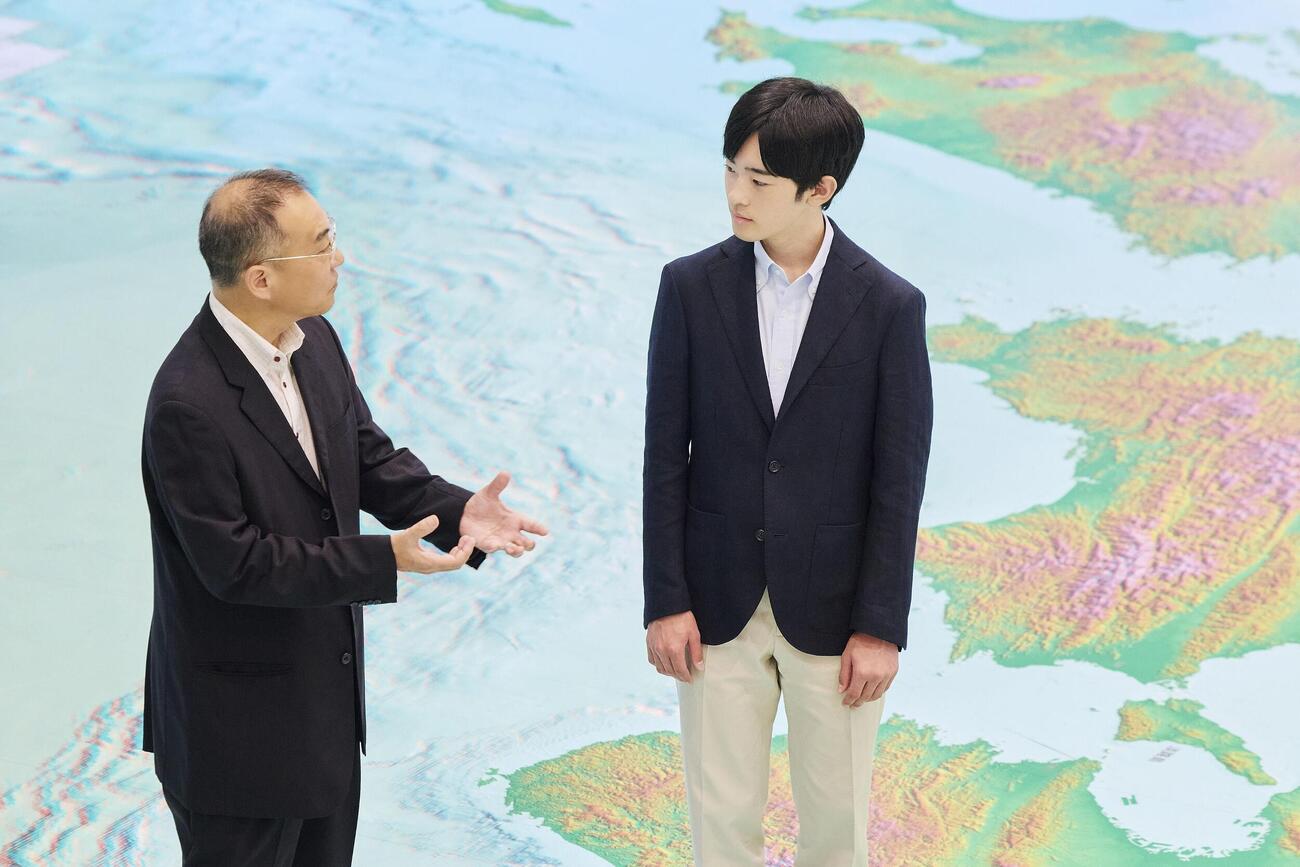 茨城県つくば市の地図と測量の科学館を訪問された悠仁さま＝8月（宮内庁提供）