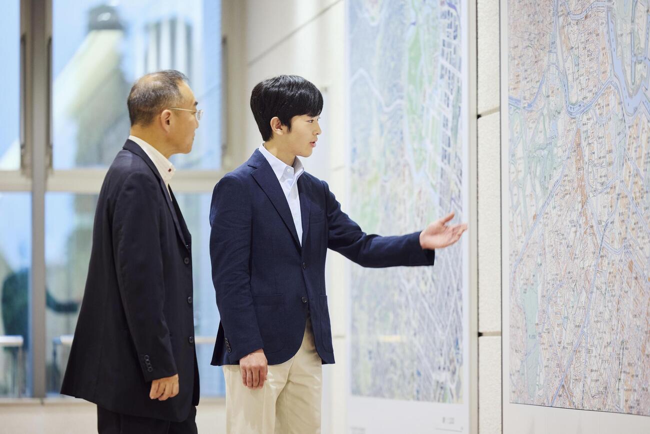 茨城県つくば市の地図と測量の科学館を訪問された悠仁さま＝8月（宮内庁提供）