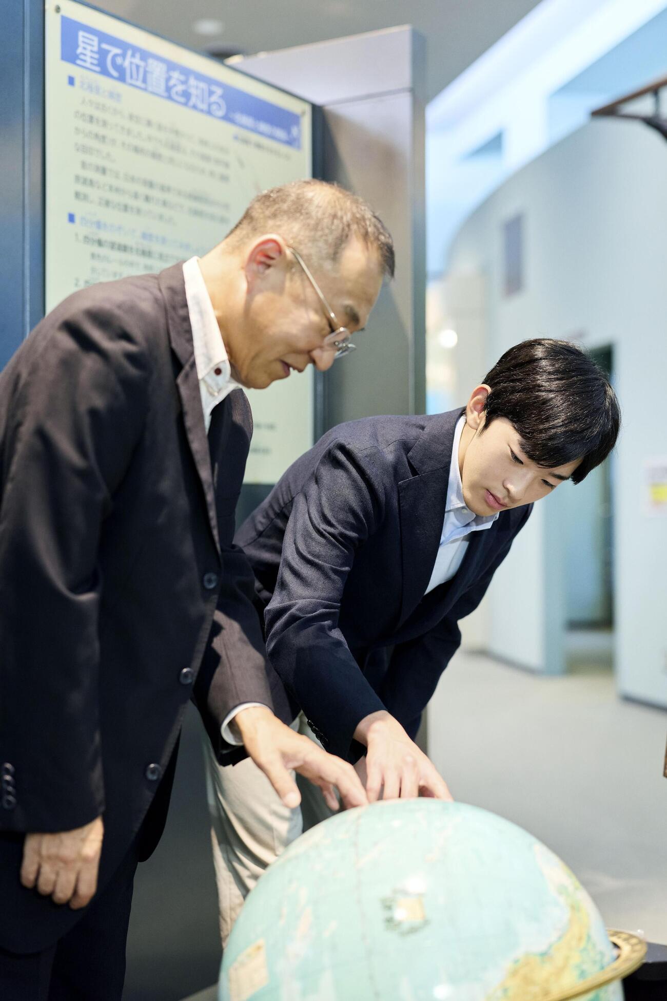 茨城県つくば市の地図と測量の科学館を訪問された悠仁さま＝8月（宮内庁提供）