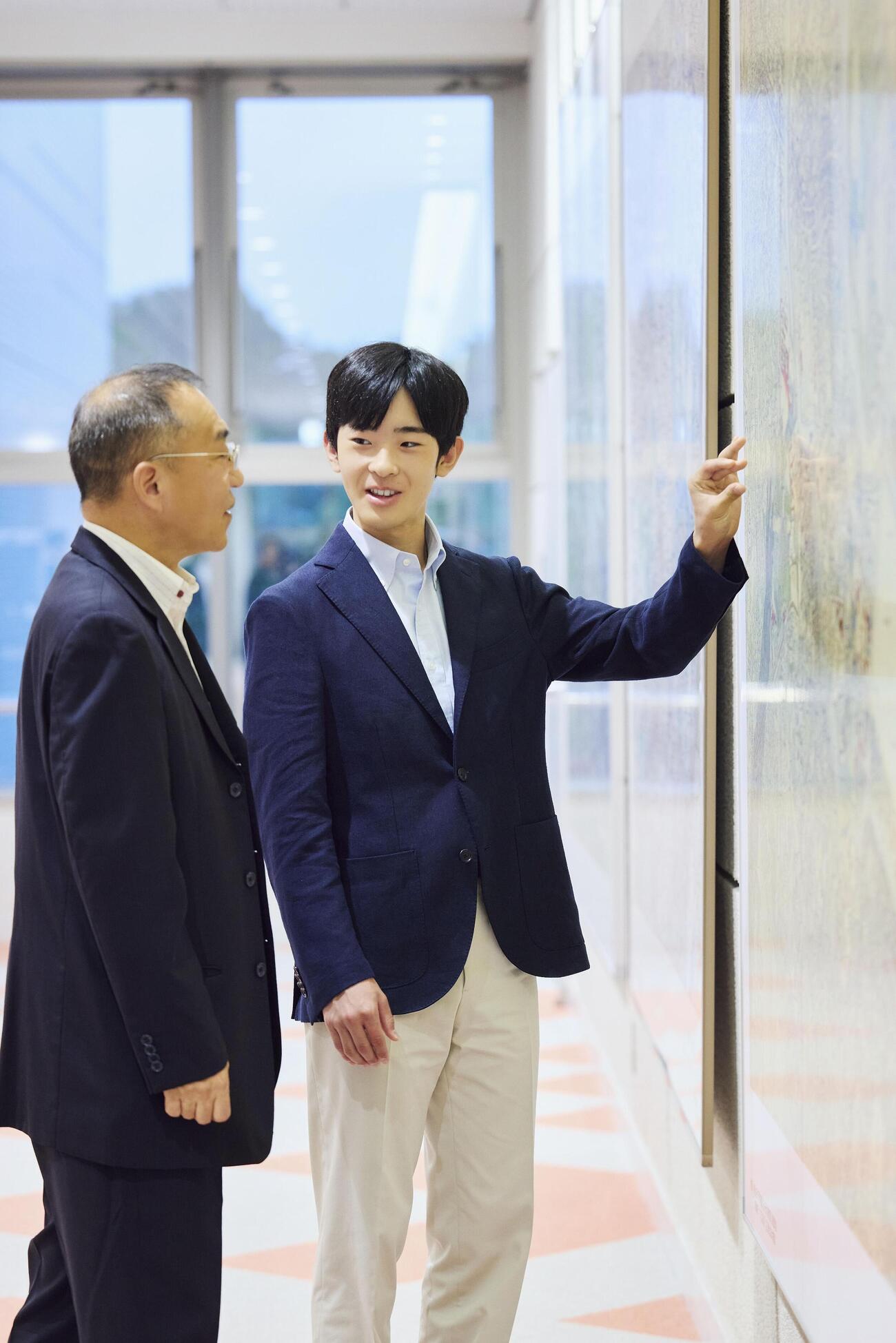 茨城県つくば市の地図と測量の科学館を訪問された悠仁さま＝8月（宮内庁提供）