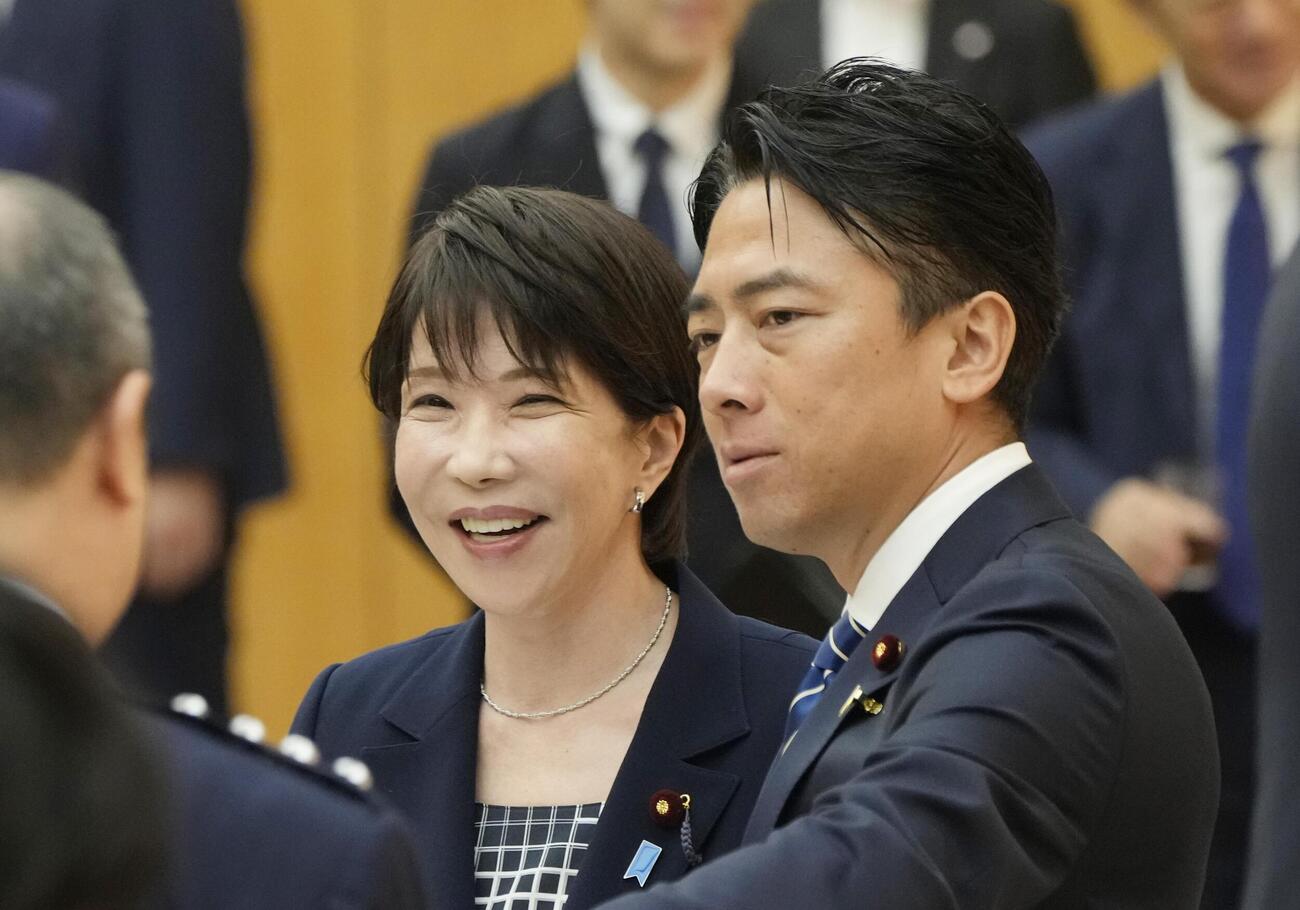 小泉防衛相（右）と高市首相＝2日、首相官邸(共同)