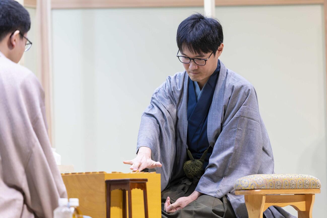 終盤突き放された石田直裕六段（将棋日本シリーズ総合事務局提供）