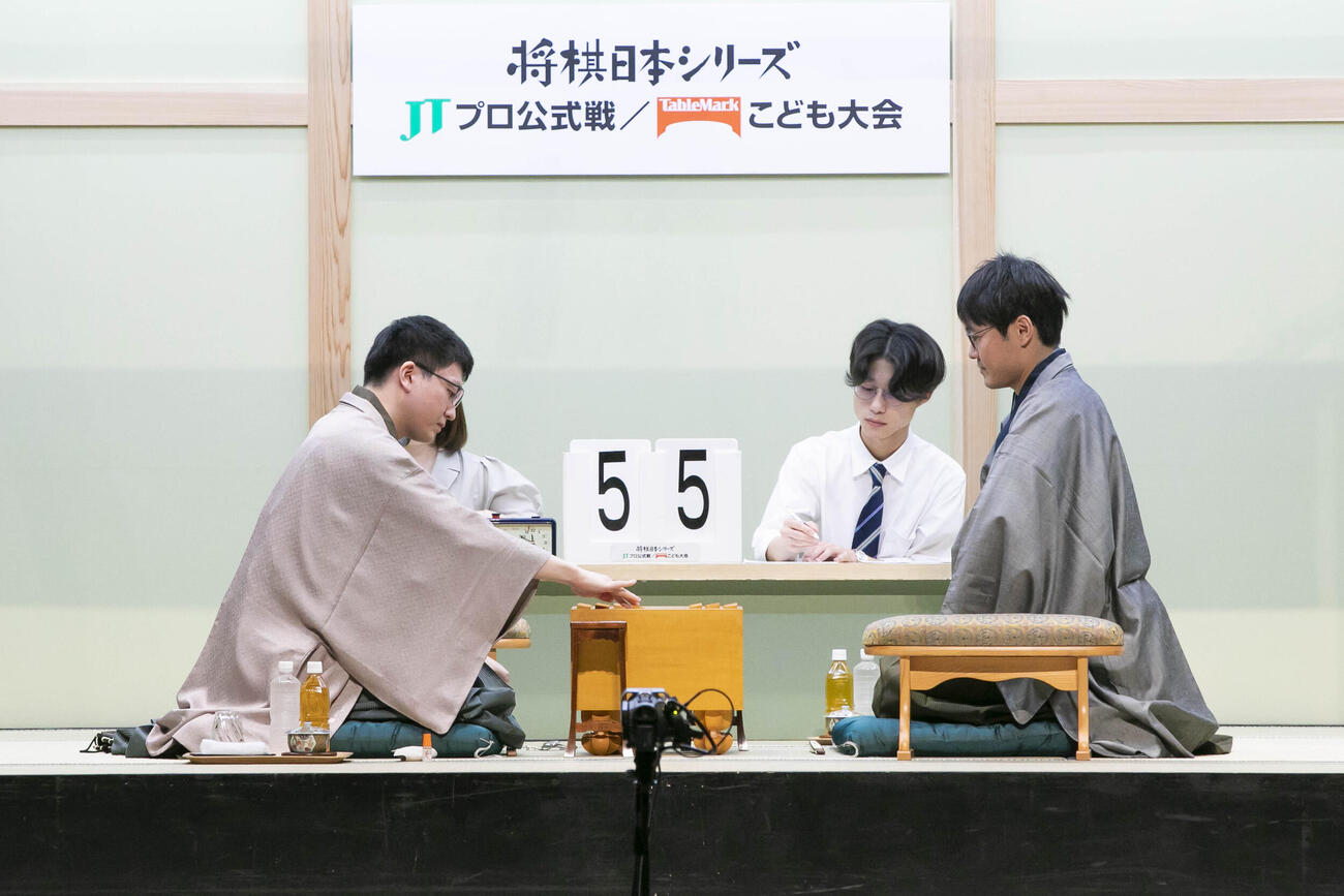 2回戦第3局は永瀬拓矢九段（左）が石田直裕六段（右）を下してベスト4進出（将棋日本シリーズ総合事務局提供）