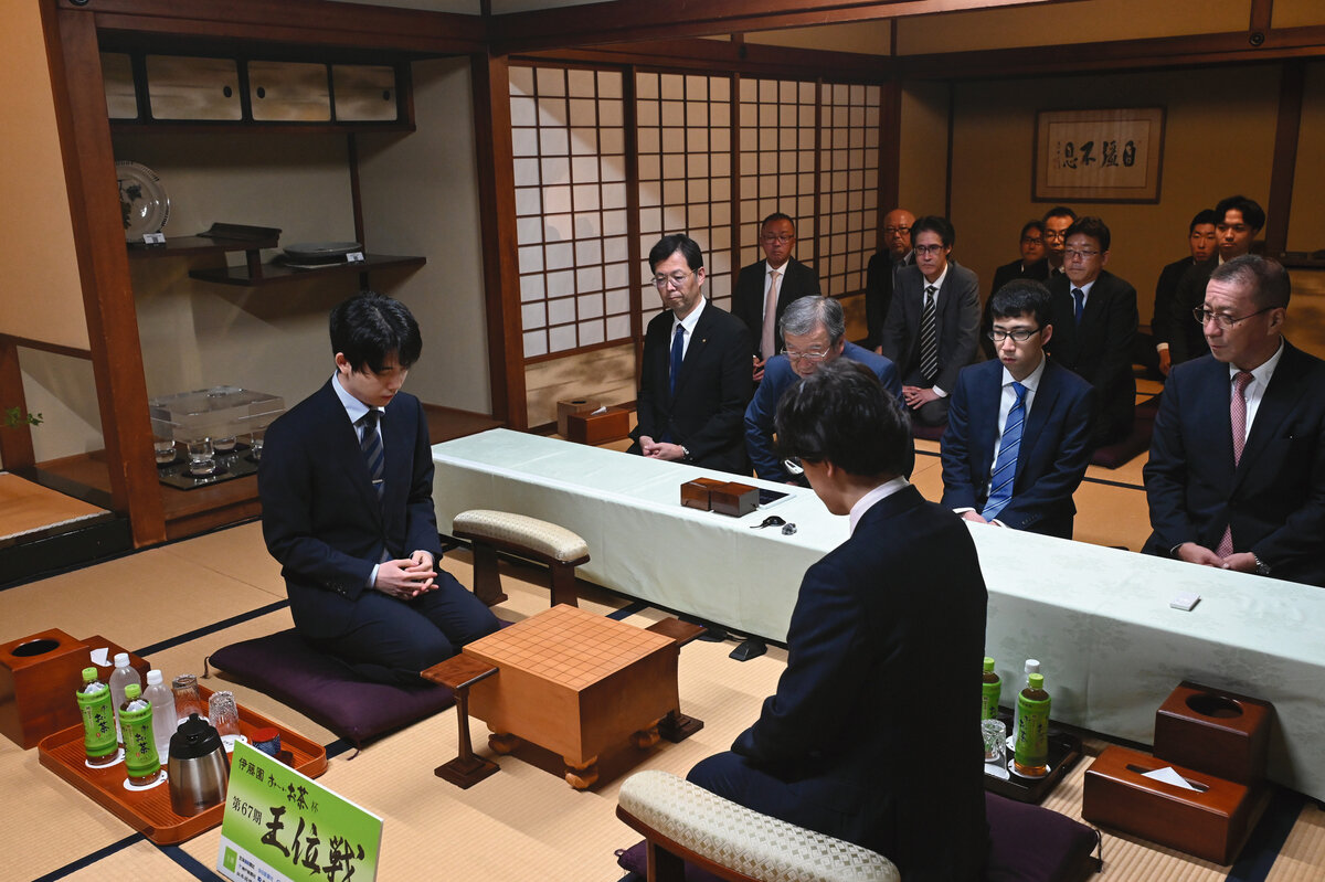 王位戦第6局の前日検分を行う藤井聡太王位（左）と伊藤匠2冠（右、日本将棋連盟提供）