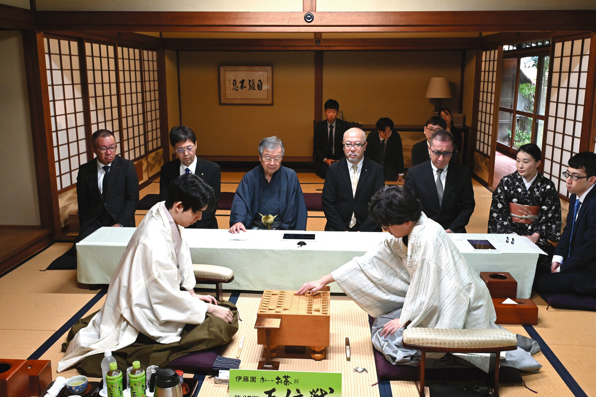 藤井聡太王位（左）に挑戦する伊藤匠2冠（右）の先手で王位戦第6局はスタート