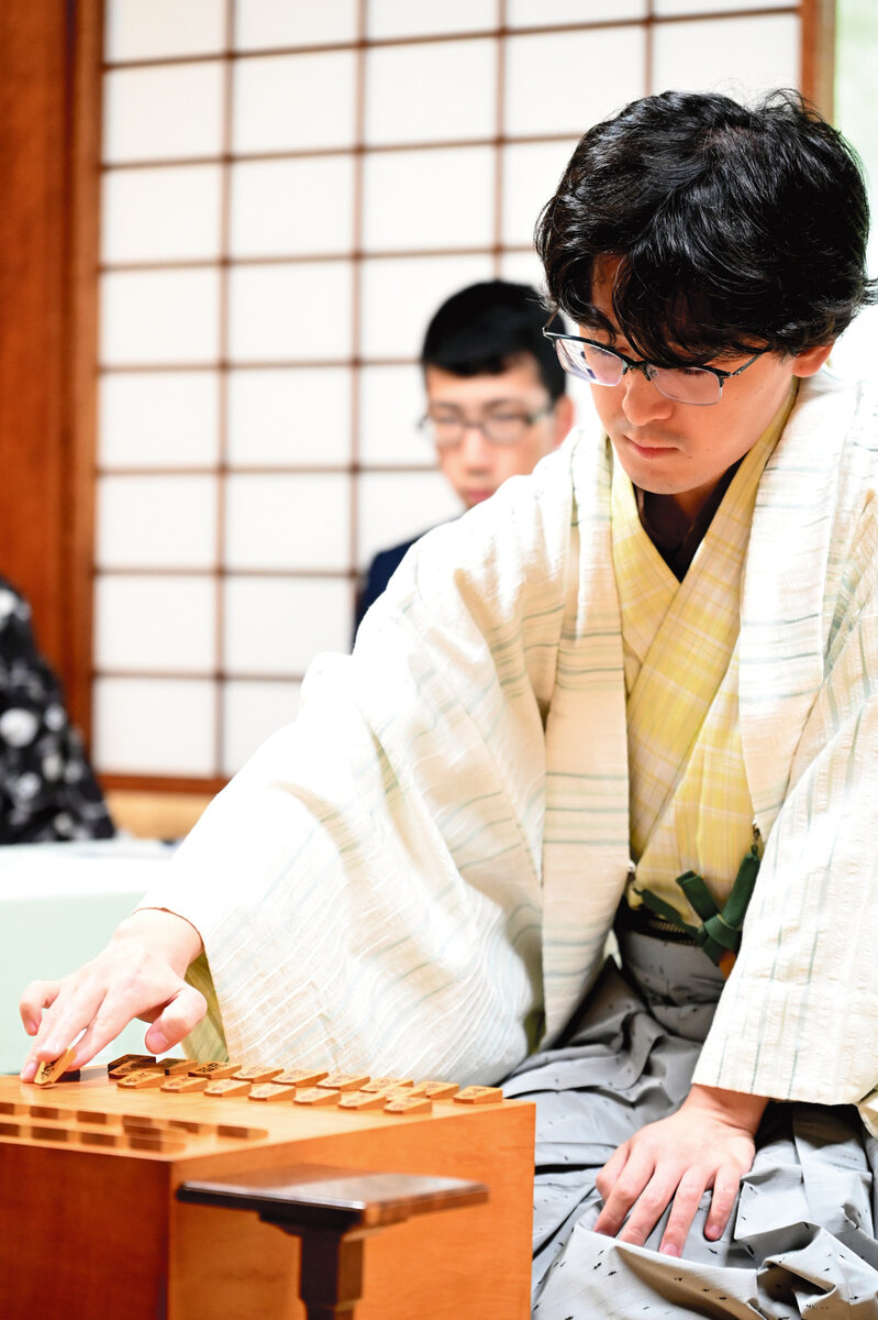 第6局の初手を指す先手の伊藤匠2冠（日本将棋連盟提供）