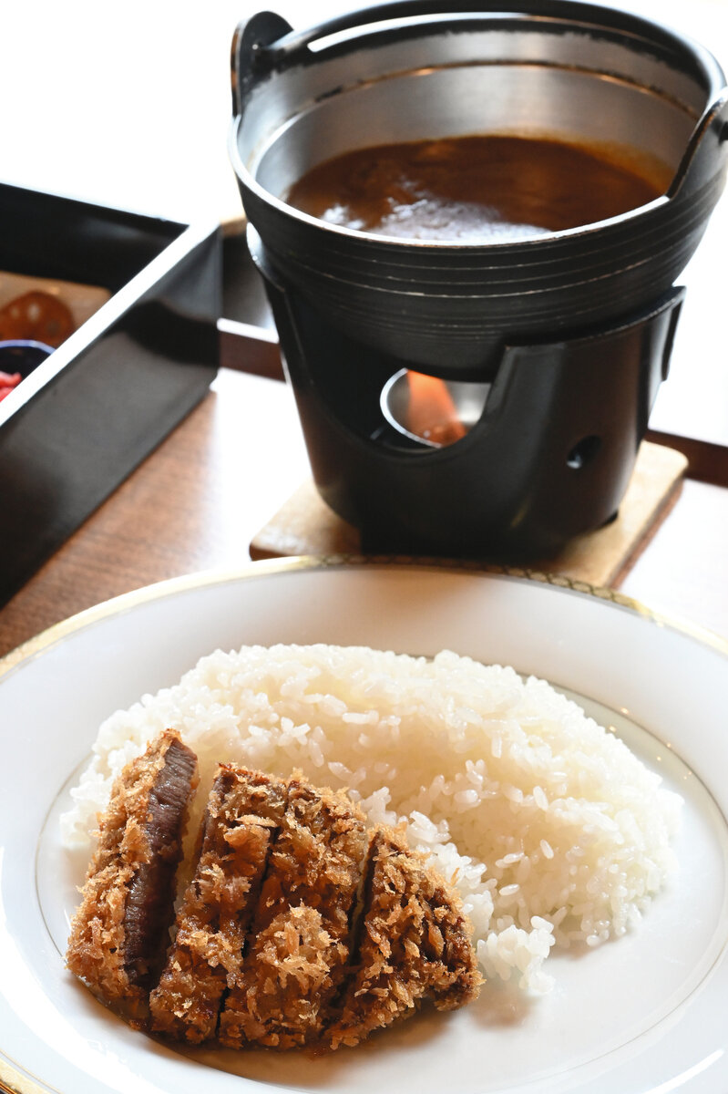 両対局者が注文した「陣屋カツカレー」（日本将棋連盟提供）