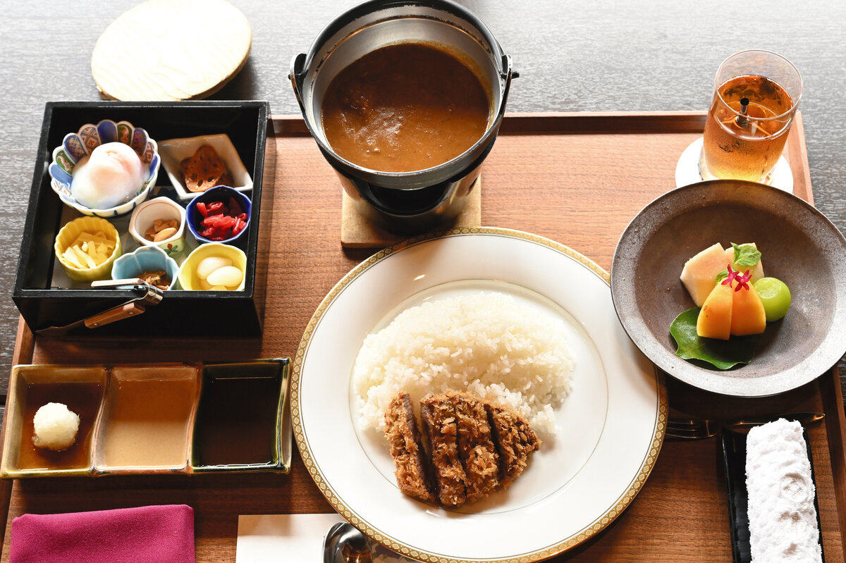 藤井聡太王位も伊藤匠2冠も初日の勝負メシは「陣屋カツカレー」と「ウーロン茶」（日本将棋連盟提供）