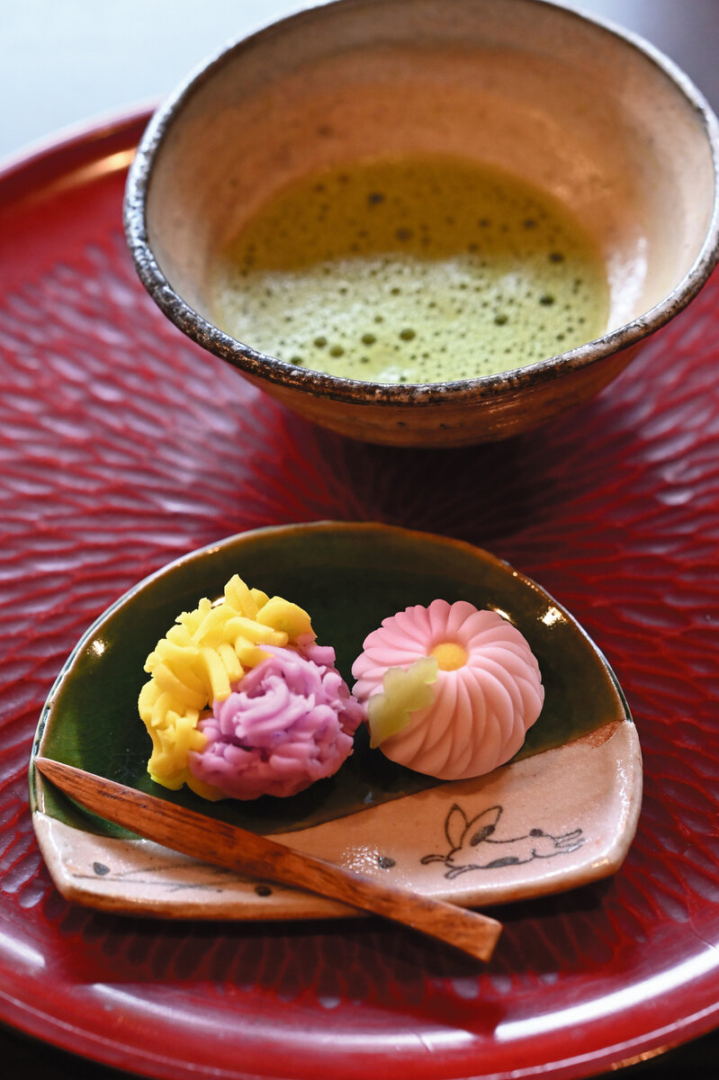 伊藤匠2冠の初日午後のおやつは「練り切り」と「抹茶」（日本将棋連盟提供）