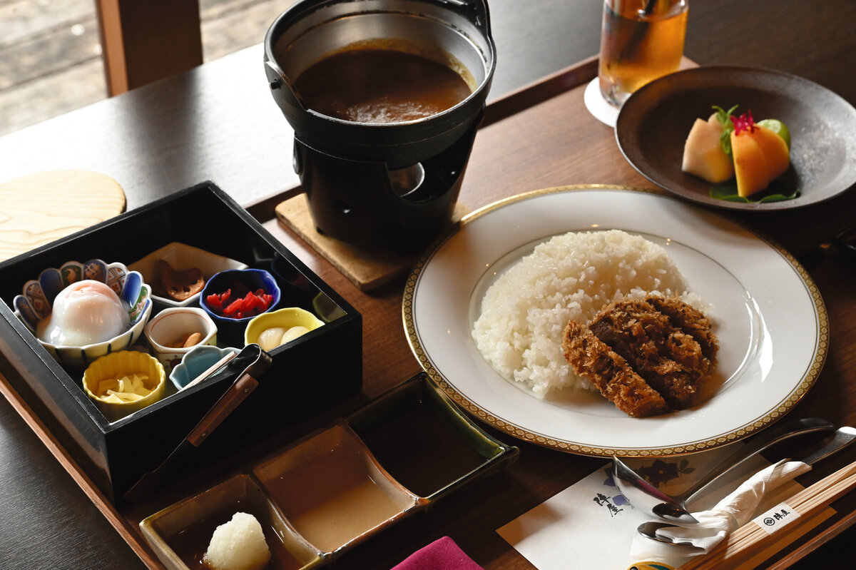 藤井聡太王位も伊藤匠2冠も初日の勝負メシは「陣屋カツカレー」と「ウーロン茶」（日本将棋連盟提供）