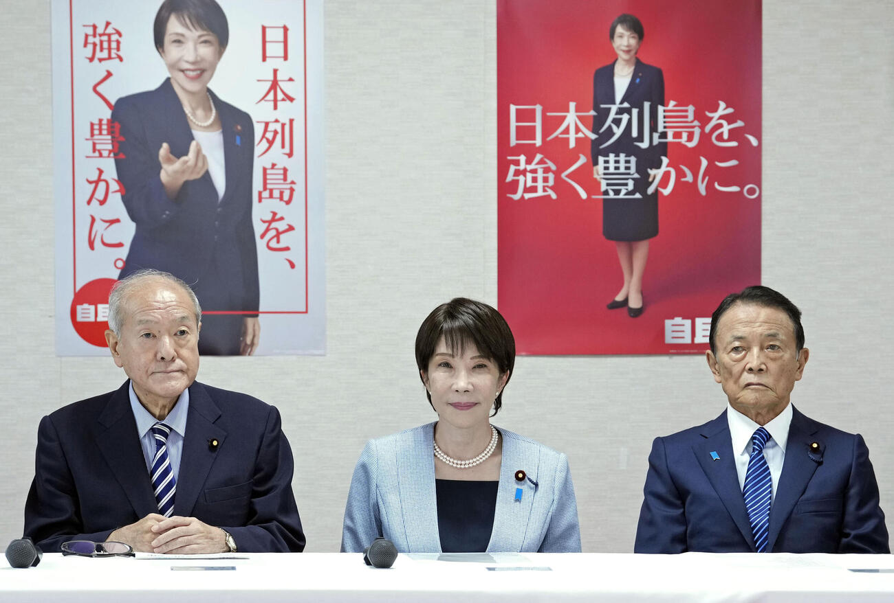 自民党の役員会に臨む（左から）鈴木幹事長、高市首相、麻生副総裁＝8日午前、東京・永田町の党本部(共同)