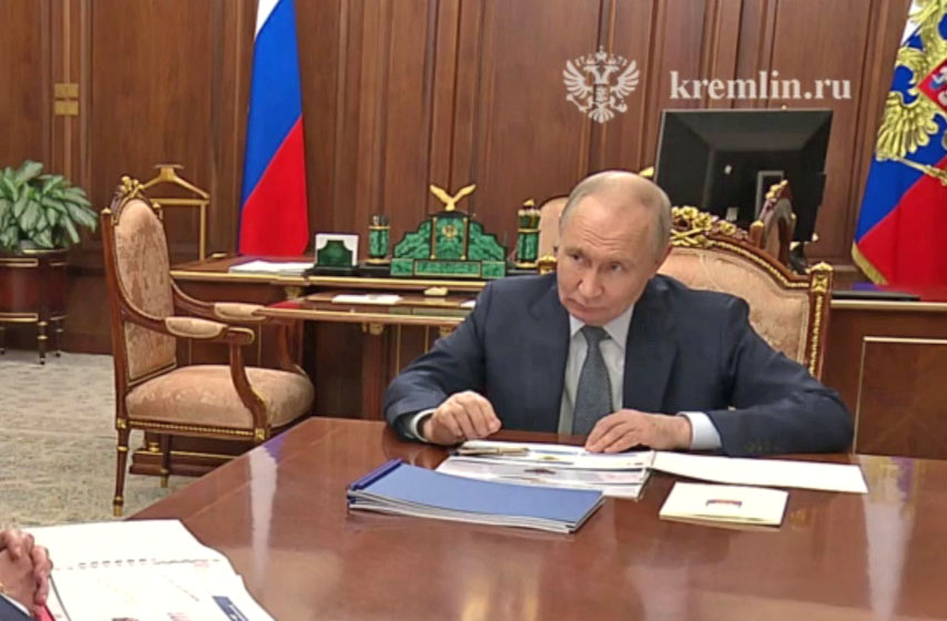 政権幹部と会談した際、書類の上でペンを回すロシアのプーチン大統領＝8月27日、モスクワ（大統領府の動画から・共同）