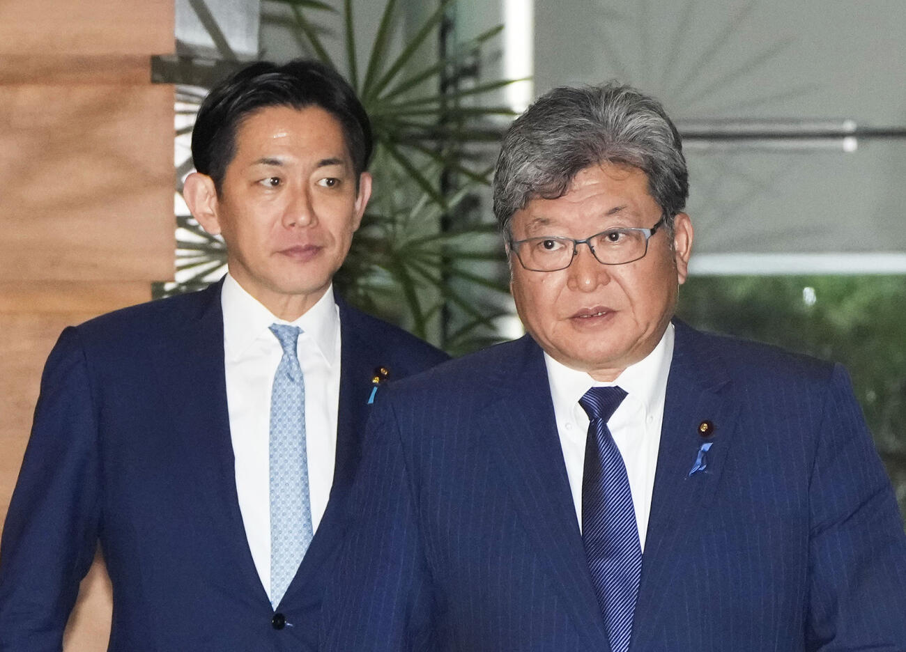 高市首相と昼食を取りながら会談し、首相官邸を出る萩生田幹事長代行（右）と小林政調会長（共同）