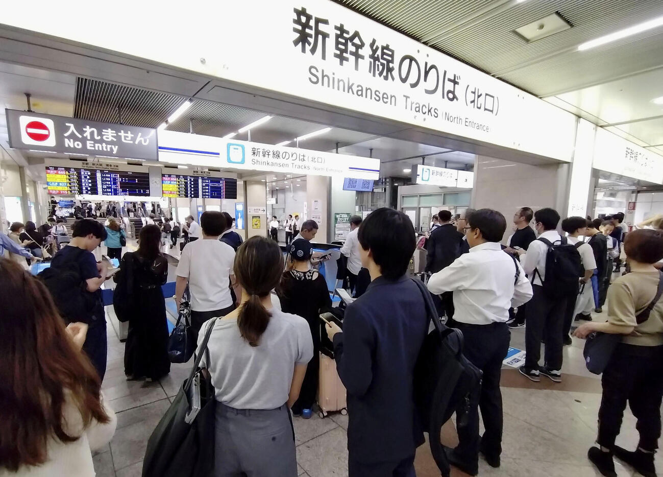 大雨の影響で東海道新幹線が運転見合わせとなり、名古屋駅の改札前で待機する人たち＝8日午後4時40分ごろ（乗客提供）(共同)