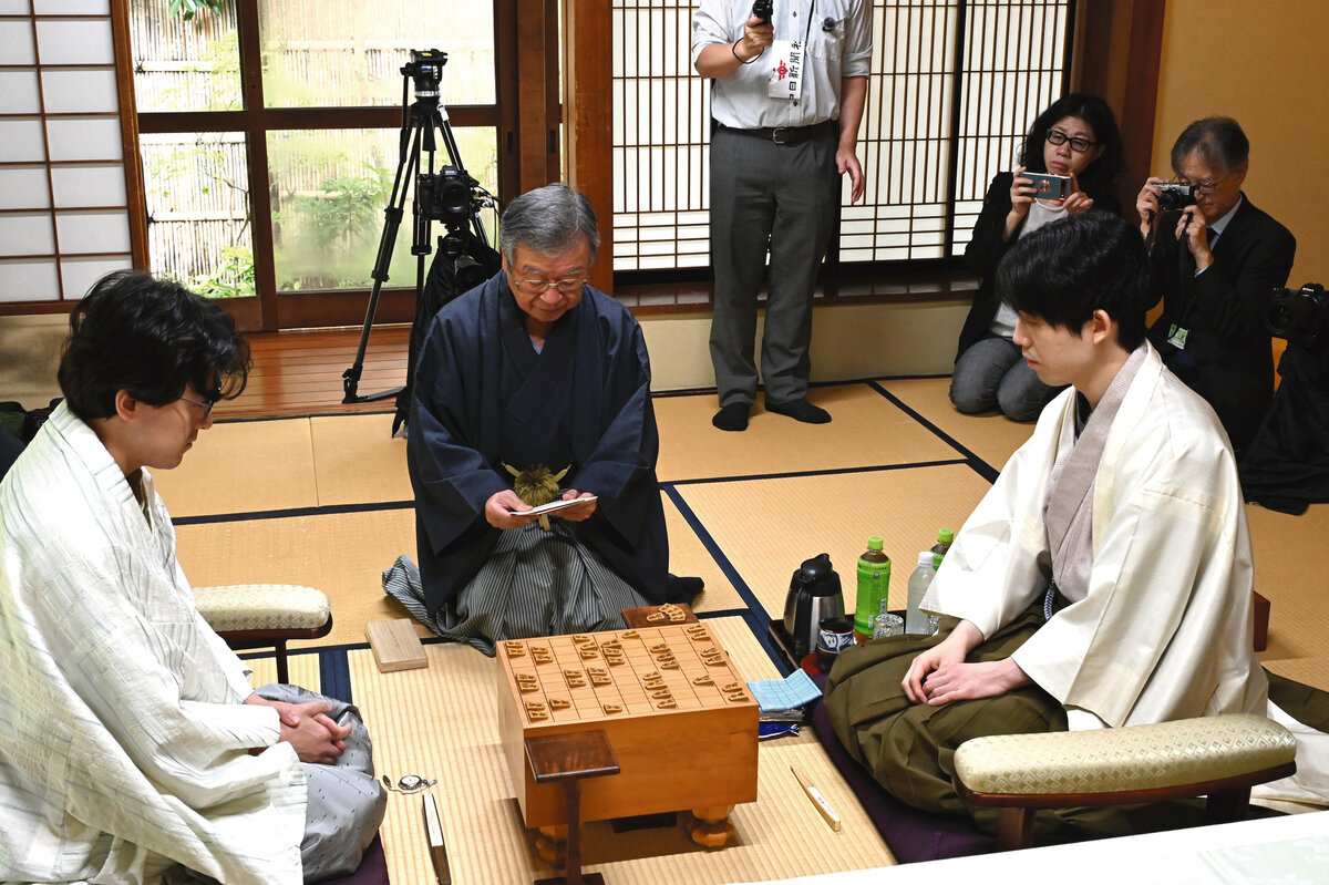 2026年9月8日、王位戦第6局初日の対局の様子。藤井聡太王位（左）、伊藤匠2冠（右）