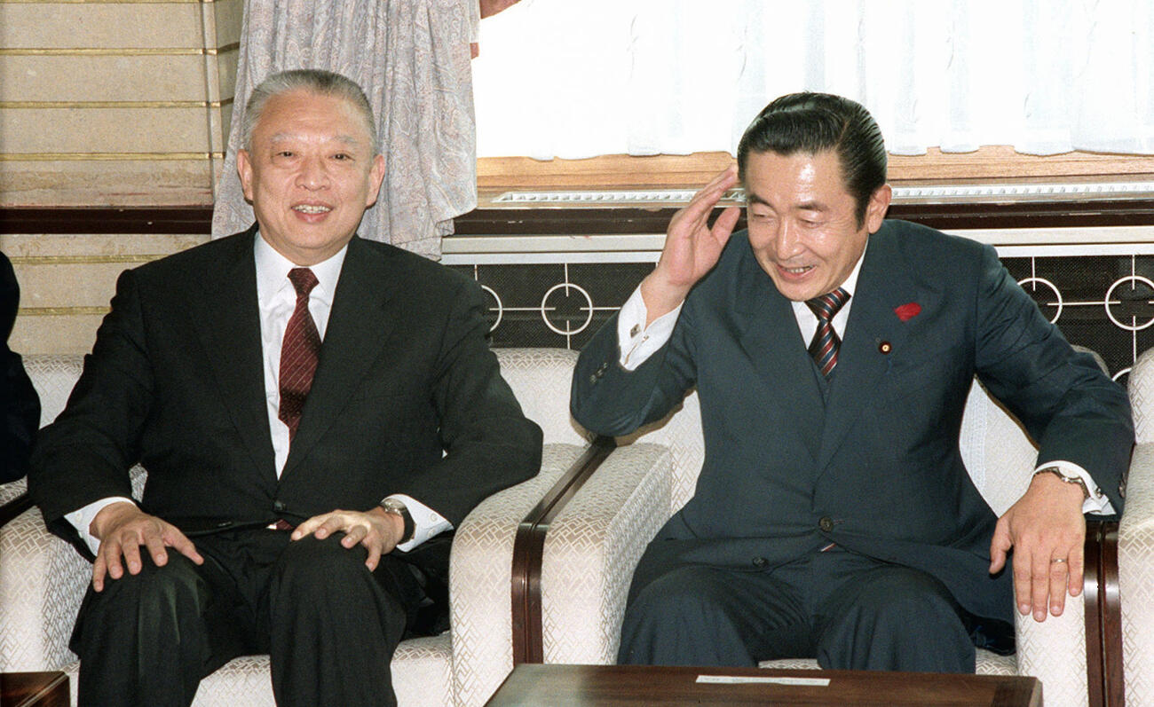 1997年10月、訪日し橋本龍太郎首相（右）との会談に臨む香港の董建華行政長官（共同）