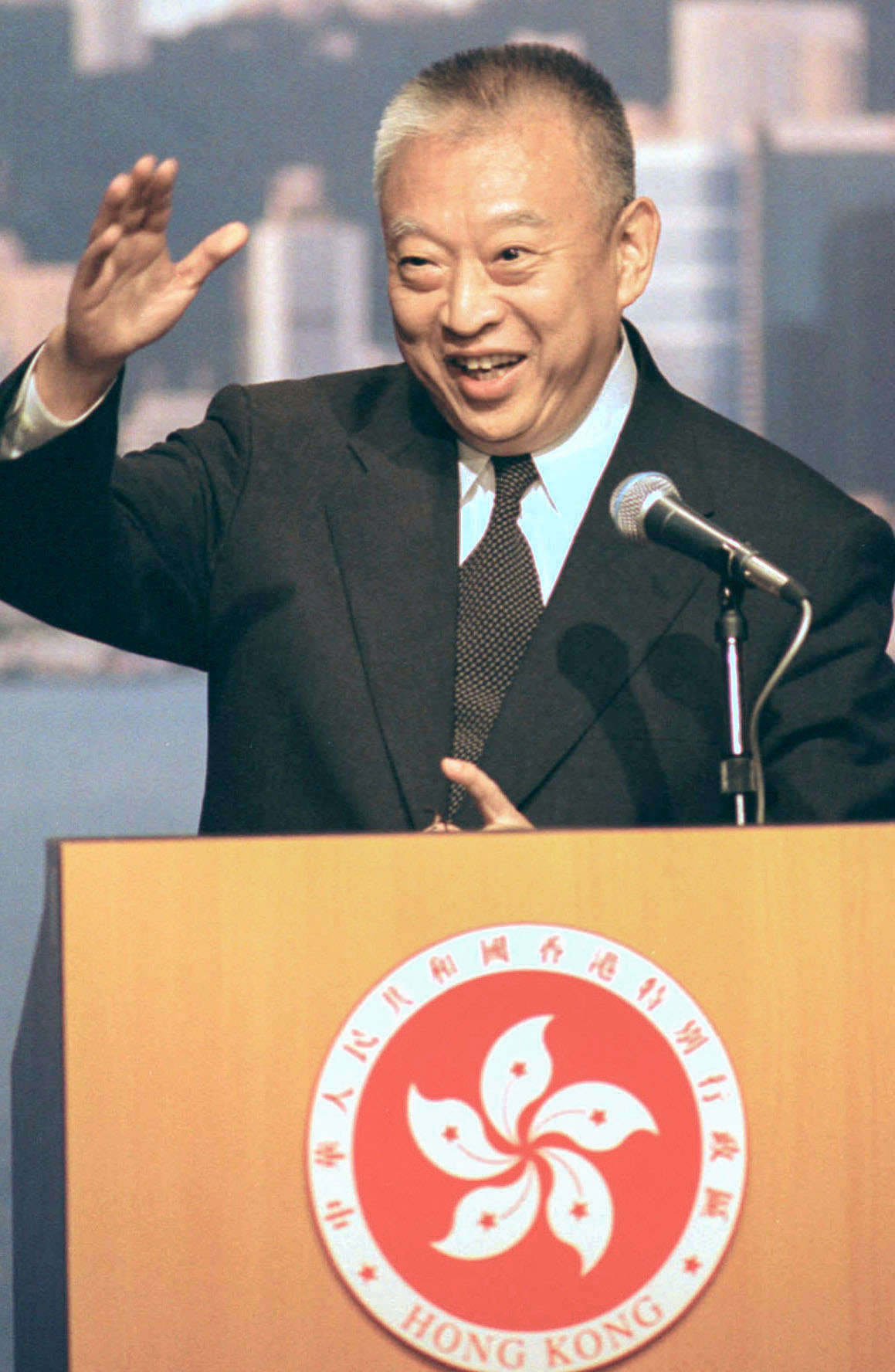 1997年7月、就任後初の記者会見をする香港の董建華行政長官（共同）