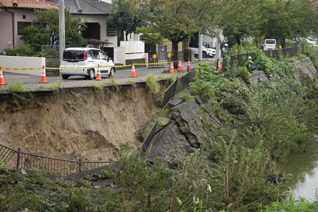 大雨の影響で崩れた川の護岸＝9日午前9時18分、名古屋市名東区（共同）