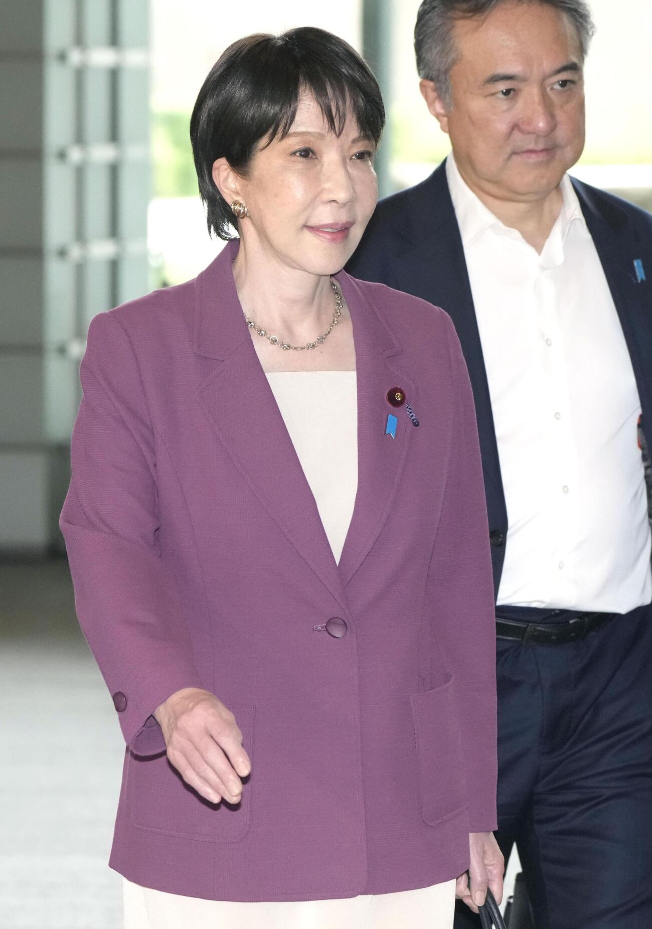 首相官邸に入る高市首相＝9日午前（共同）