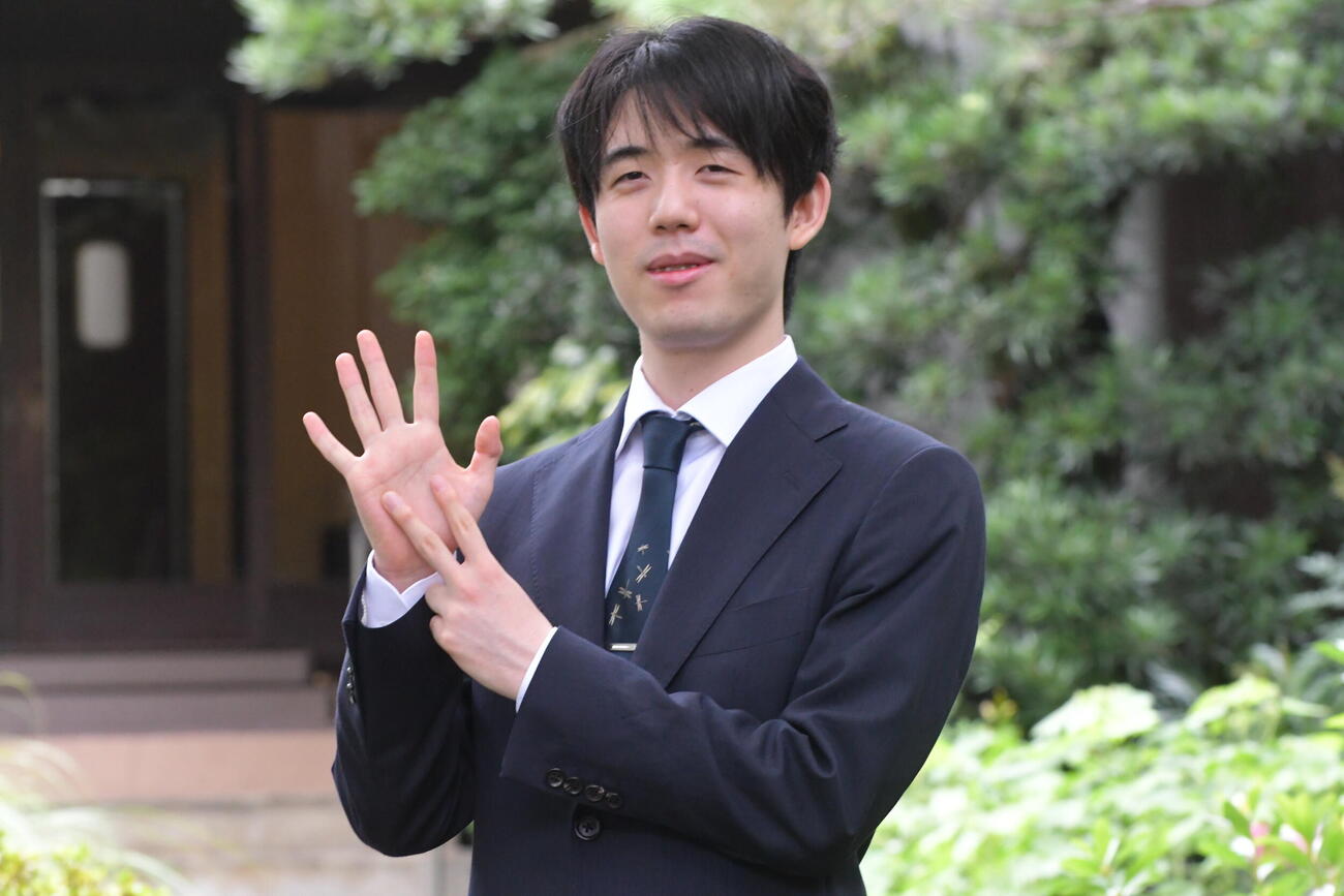 7連覇を果たして一夜明け会見に応じた藤井聡太王位