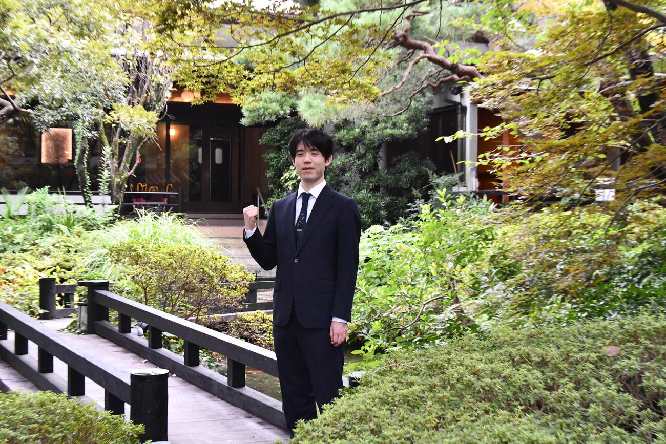 7連覇を果たして一夜明け会見に応じた藤井聡太王位