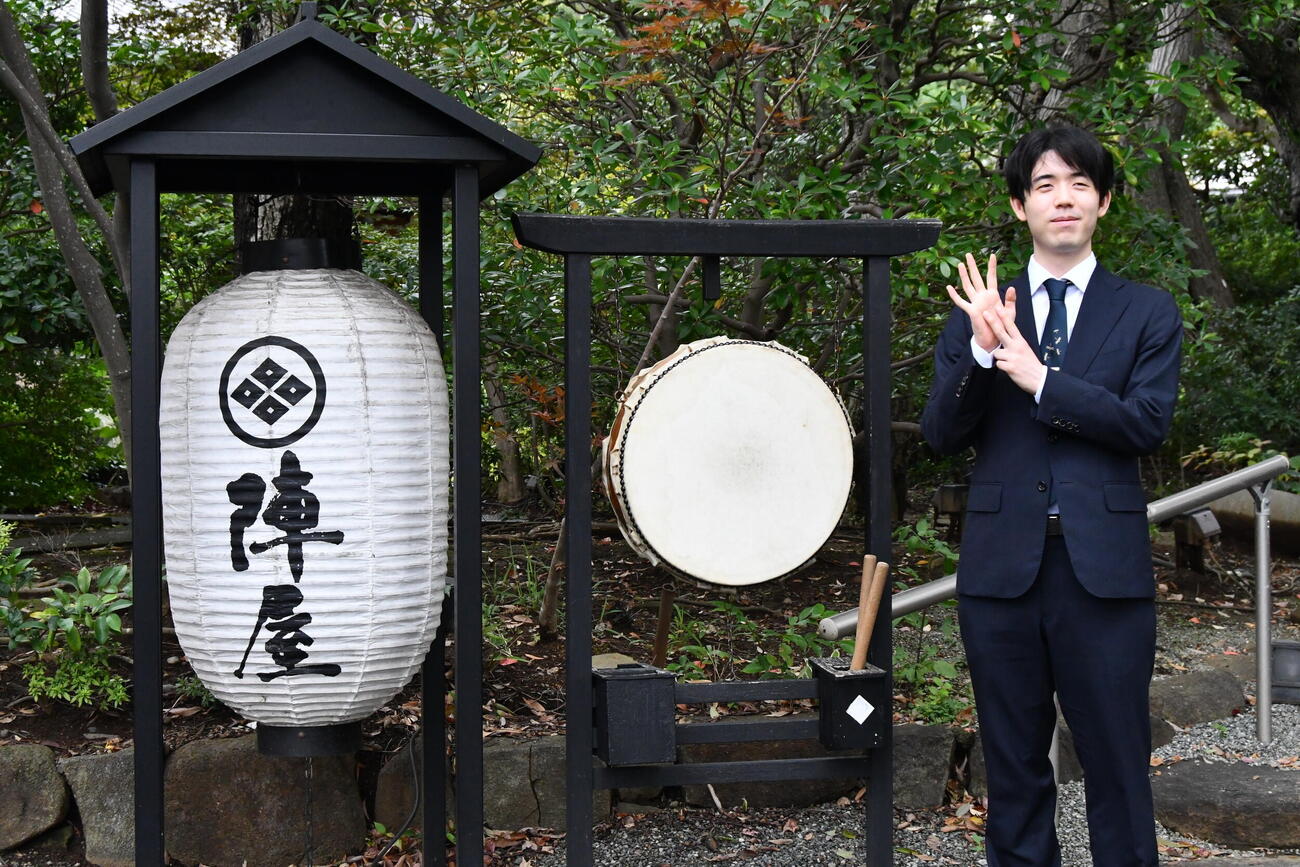 7連覇を果たして一夜明け会見に応じた藤井聡太王位