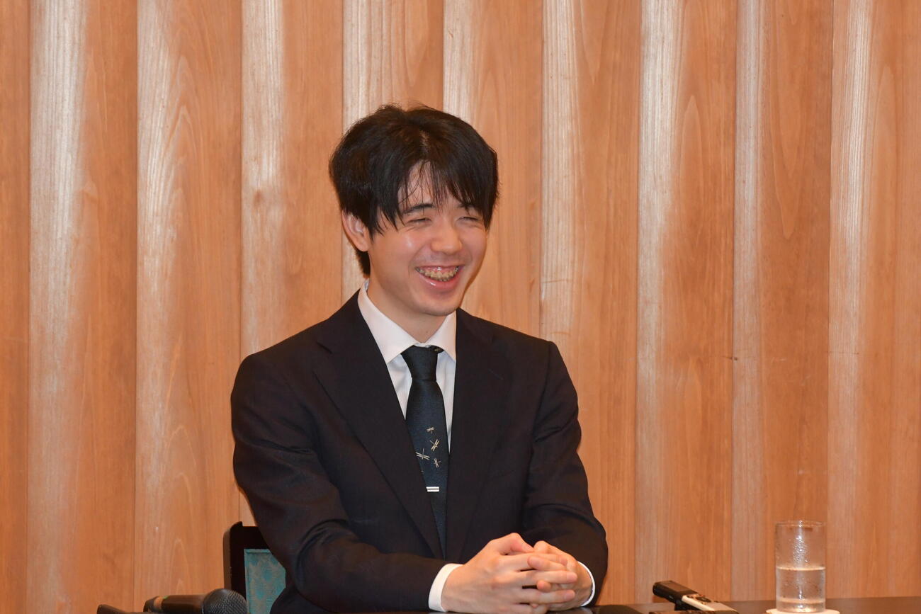 7連覇を果たして一夜明け会見に応じた藤井聡太王位