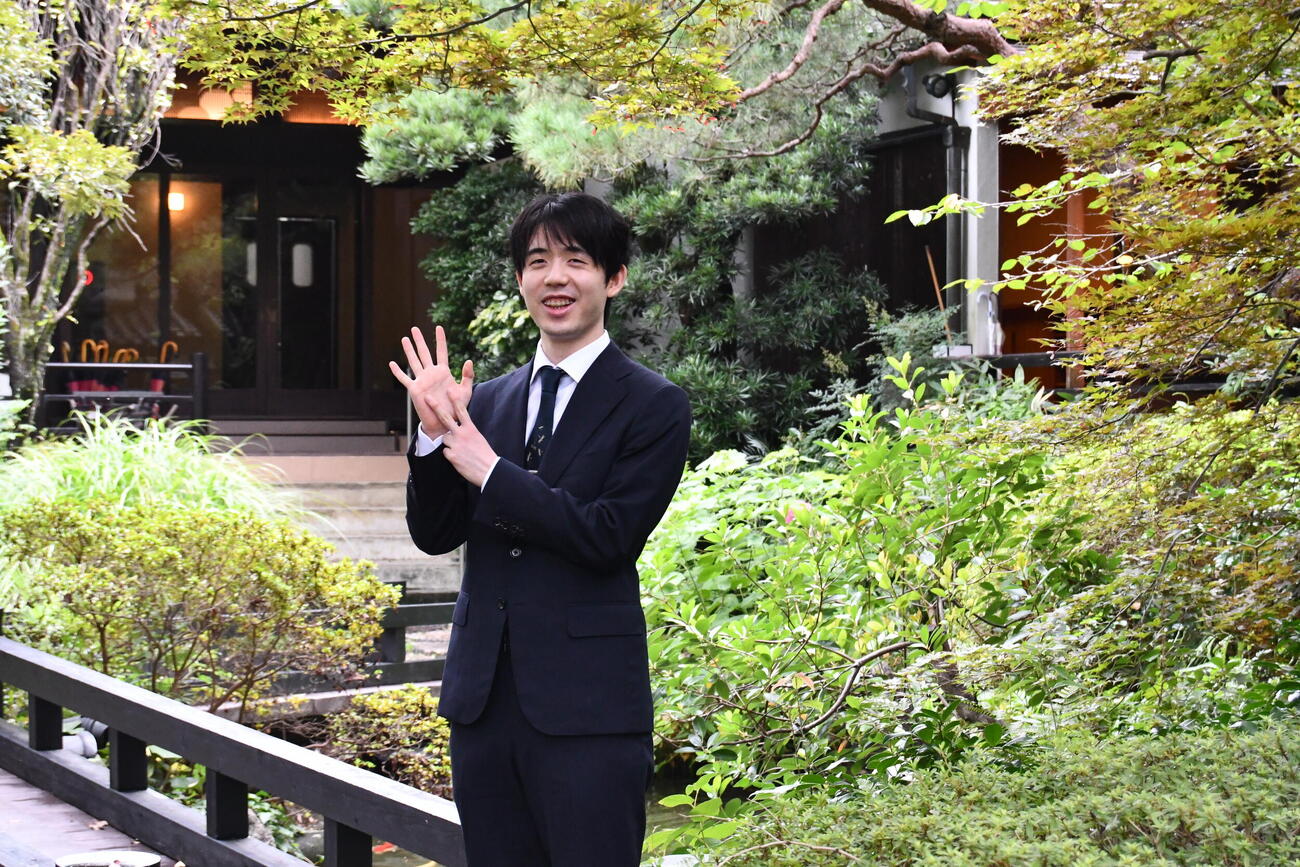 7連覇を果たして一夜明け会見に応じた藤井聡太王位