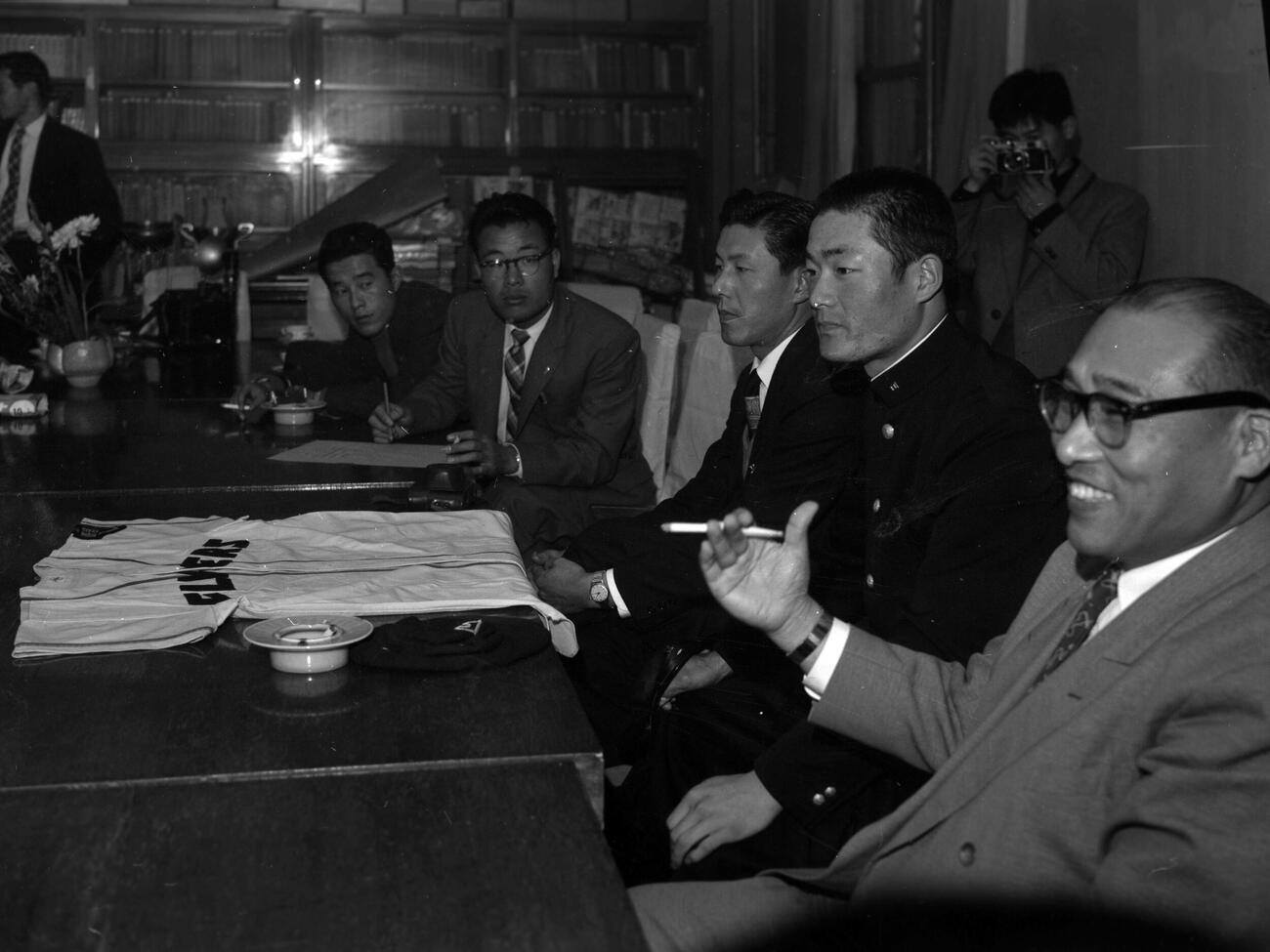 1958年11月、東映フライヤーズと正式契約をした浪華商・張本勲外野手、右は石原春夫代表、左隣は実兄の張本世治氏