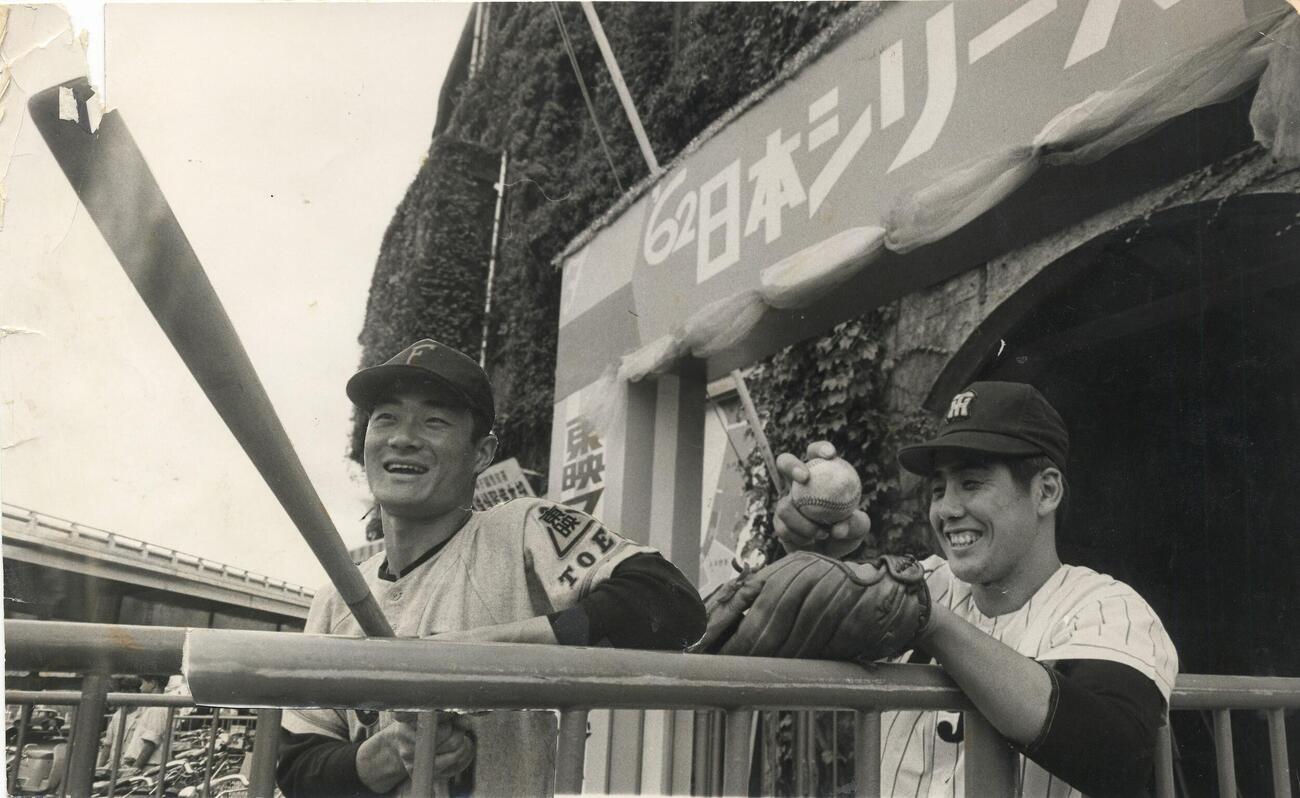 日本シリーズの看板の前でポーズをとる村山実（阪神）と張本勲（東映）（合成写真）＝甲子園球場1962年阪神村山実写真館
